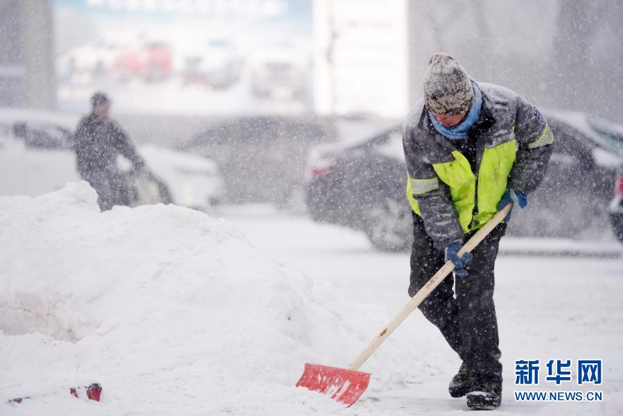 11月19日，在哈尔滨市中山路，环卫工人在清雪。

　　当日，黑龙江省多地遭遇暴雪天气。上午7时，黑龙江省气象局将气象灾害（暴雪）Ⅳ级应急响应提升为Ⅱ级。

　　新华社记者 王建威 摄