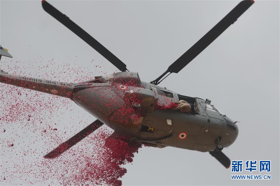 8月15日，在印度班加罗尔，一架直升机在独立日庆祝活动中撒玫瑰花瓣。 新华社发