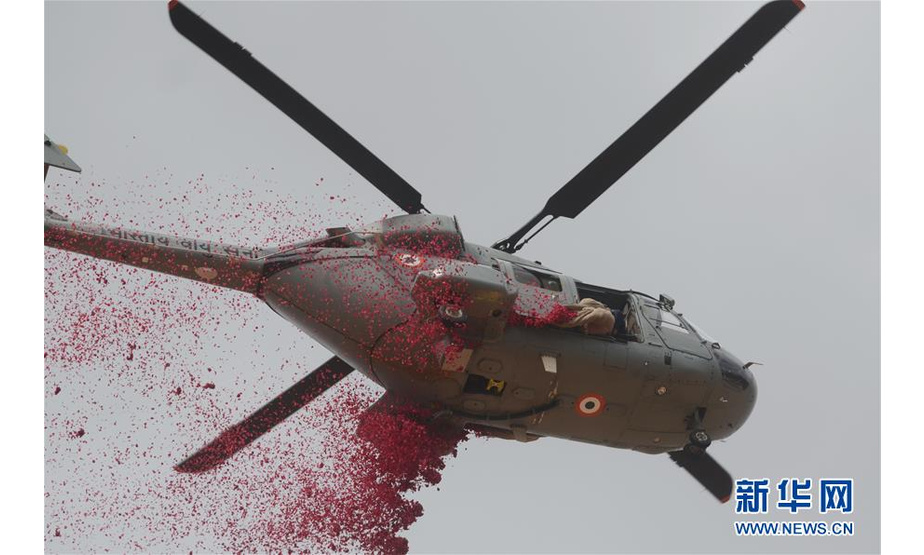 8月15日，在印度班加罗尔，一架直升机在独立日庆祝活动中撒玫瑰花瓣。 新华社发