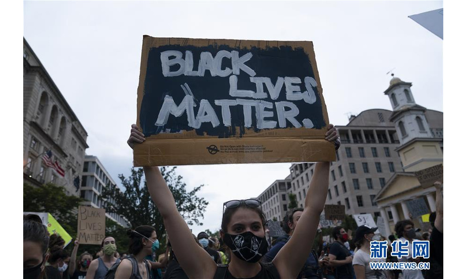 6月4日，一名示威者手举“黑人的命也是命”的标语在美国华盛顿白宫前进行抗议。 美国各地因弗洛伊德事件引发的抗议示威浪潮4日仍在持续。 新华社记者 刘杰 摄