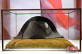 当地时间9月21日，拿破仑双角帽在巴黎苏富比展出。巴黎苏富比于9月15日至22日举行专场拍卖会纪念拿破仑逝世200周年，这件拿破仑双角帽是重要拍卖品之一，估价50万至75万欧元。 中新社记者 李洋 摄