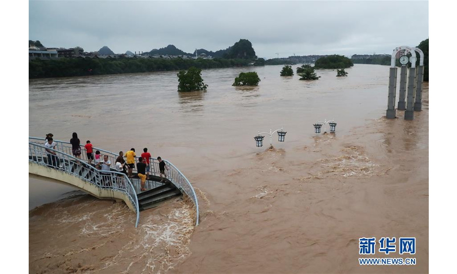 　6月9日，广西桂林市漓江解放桥段洪水上涨。 连日来，广西遭遇持续降雨。为应对暴雨天气，自治区气象局于9日18时起将重大气象灾害（暴雨）Ⅲ级应急响应提升为重大气象灾害（暴雨）Ⅱ级应急响应。 新华社发