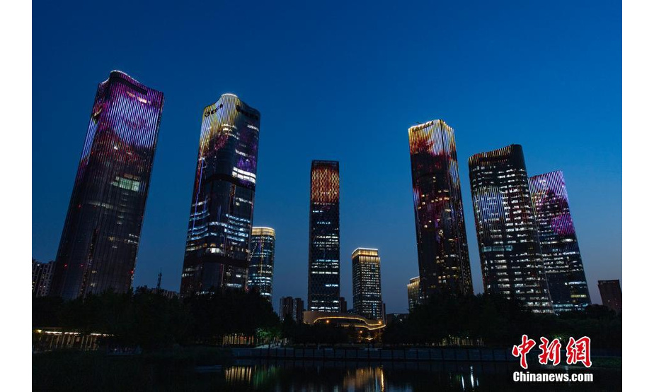 6月21日，北京市朝阳区望京地区的高层建筑亮灯，迎接“七一”。 中新社记者 侯宇 摄