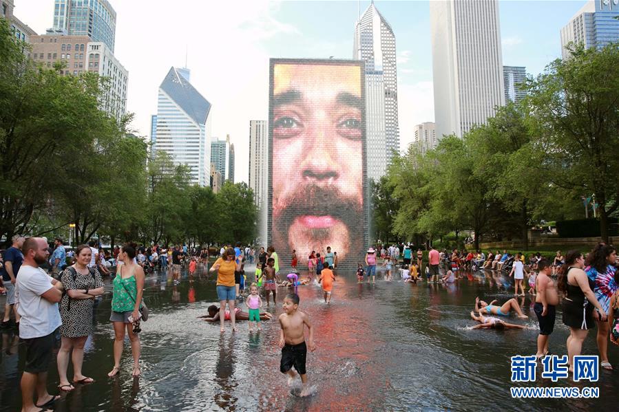 7月5日，人们在美国芝加哥市中心千禧公园的皇冠喷泉游玩。 7月12日是今年“三伏”中“初伏”的第一天，这意味着高温高湿的“桑拿天”将逐渐成为天气“主角”，我国大部分地区开启“蒸煮模式”或“烧烤模式”。 而近日北半球多地也处在高温酷暑中。 新华社记者 汪平 摄