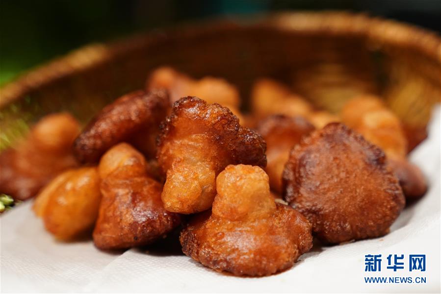 这是9月3日在斯里兰卡科伦坡拍摄的炸好的油糕。斯里兰卡甜点品种十分丰富。传统甜食油糕是在斯里兰卡传统节日以及家庭聚会上常见的甜点，它以米粉、糖浆和椰奶为原料，油炸后形成小山包状。新华社记者唐璐摄