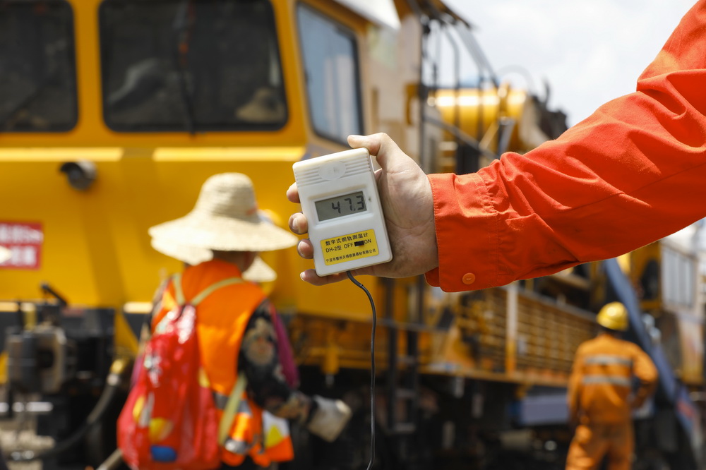 8月4日，鹰潭工务机械段的工作人员施工作业时，铁轨温度高达47.3摄氏度。