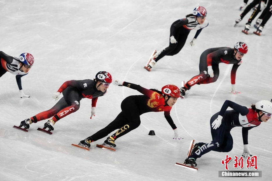 2月13日，北京2022年冬奥会短道速滑项目女子3000米接力决赛在首都体育馆举行，中国队获得铜牌。图为中国队选手张楚桐（42号）在比赛中。 中新社记者 毛建军 摄