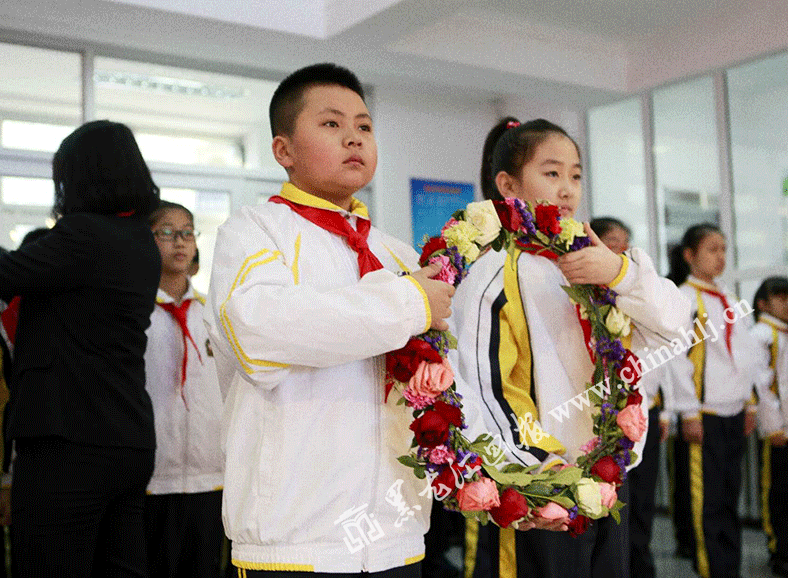 黑龙江画报3月5日讯  3月5日，哈尔滨市中小学迎来开学首日。3月5日同时也是雷锋纪念日，哈尔滨市“文明礼仪伴我行”主题教育活动在雷锋小学举行启动仪式。黑龙江画报记者 赵刚 摄