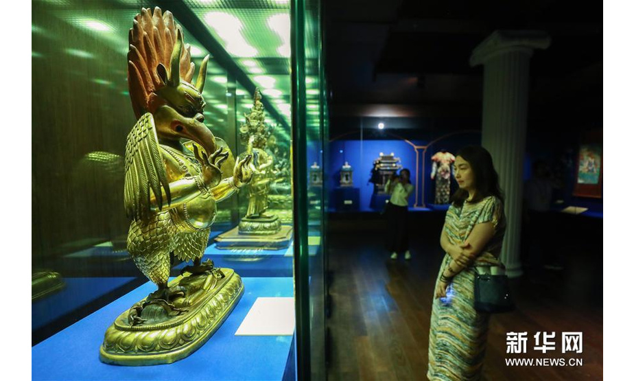 “传心之美——梵蒂冈博物馆藏中国文物展”亮相故宫 5月28日，参观者在观赏展品。