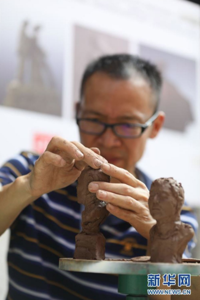 9月11日，泥塑非遗传承人在活动现场捏泥塑。 当日，欢歌庆丰收⋅巴渝月正圆——“我们的节日⋅中秋”活动在重庆市北碚区金刀峡镇举行，活动现场开展了系列传统文化闹中秋活动。 新华社发（黄伟摄）