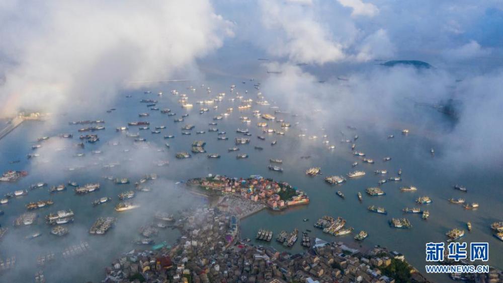 8月1日，在浙江温岭箬山渔港，渔船准备出海作业（无人机照片）。 当日中午12时，浙江沿海地区的部分渔船结束伏季休渔，驶出渔港，奔赴渔场。 新华社发（朱海伟 摄）