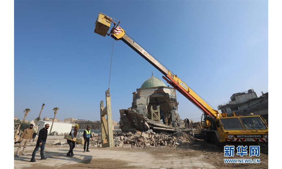 12月4日，在伊拉克摩苏尔老城，工人在努里清真寺开展重建。 新华社发（哈利勒·达伍德摄）