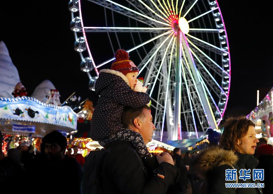 12月1日，在英国伦敦，人们游览“冬日仙境”圣诞市场。 位于英国伦敦海德公园的2019“冬日仙境”圣诞市场近日开幕，各种小吃、工艺品、游乐设施吸引了众多游客。圣诞市场将持续至2020年1月5日。 新华社记者 韩岩 摄