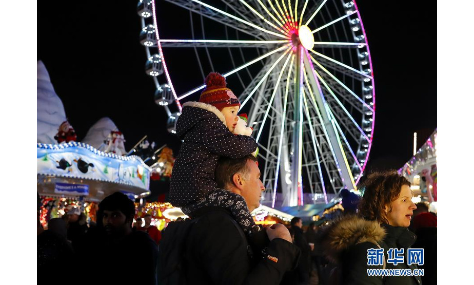 12月1日，在英国伦敦，人们游览“冬日仙境”圣诞市场。 位于英国伦敦海德公园的2019“冬日仙境”圣诞市场近日开幕，各种小吃、工艺品、游乐设施吸引了众多游客。圣诞市场将持续至2020年1月5日。 新华社记者 韩岩 摄