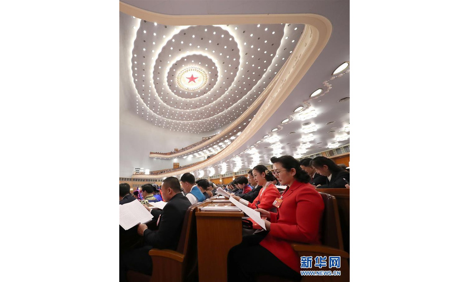 3月5日，第十三届全国人民代表大会第二次会议在北京人民大会堂开幕。这是代表们在认真听会。 新华社记者丁林摄