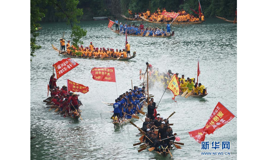 6月5日，人们在贵州省铜仁市碧江区锦江河上举行龙舟巡游展演活动。 新华社发（龙元彬摄）