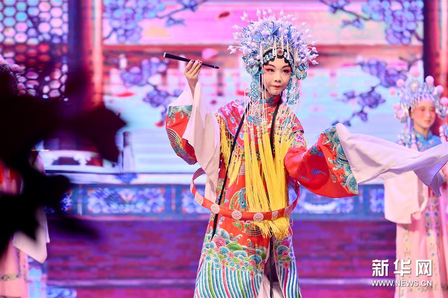 6月11日，在石家庄市青少年宫，裕华西路小学学生表演传统戏曲选段《贵妃醉酒》。 新华社发（张晓峰 摄）