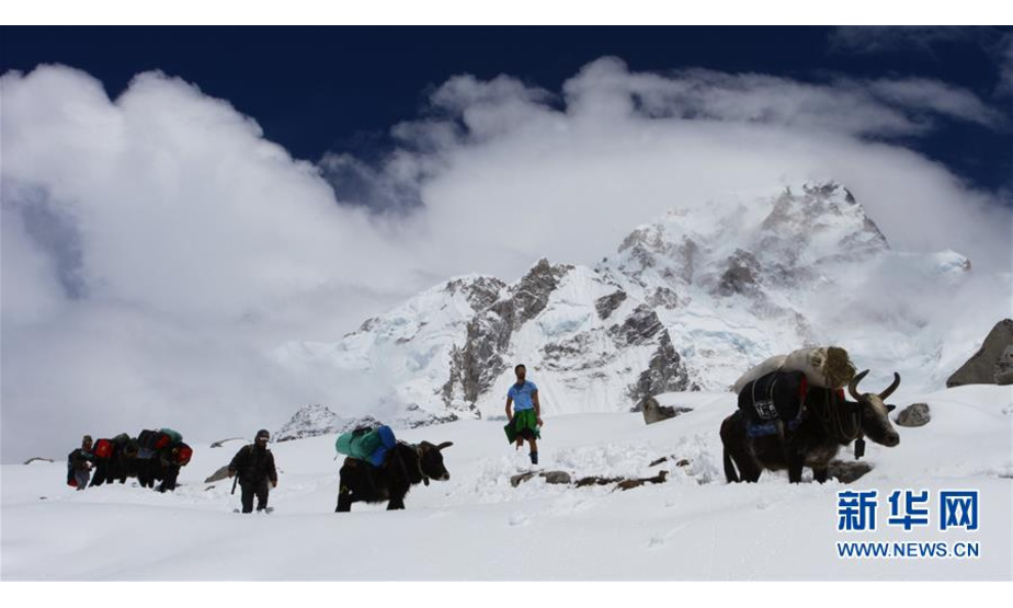 2014年5月28日，游客在尼泊尔珠峰大本营附近的登山线路上行进。 尼泊尔位于喜马拉雅山南麓，与中国和印度相邻，是一个内陆山国。 新华社发（苏尼尔·夏尔马摄）