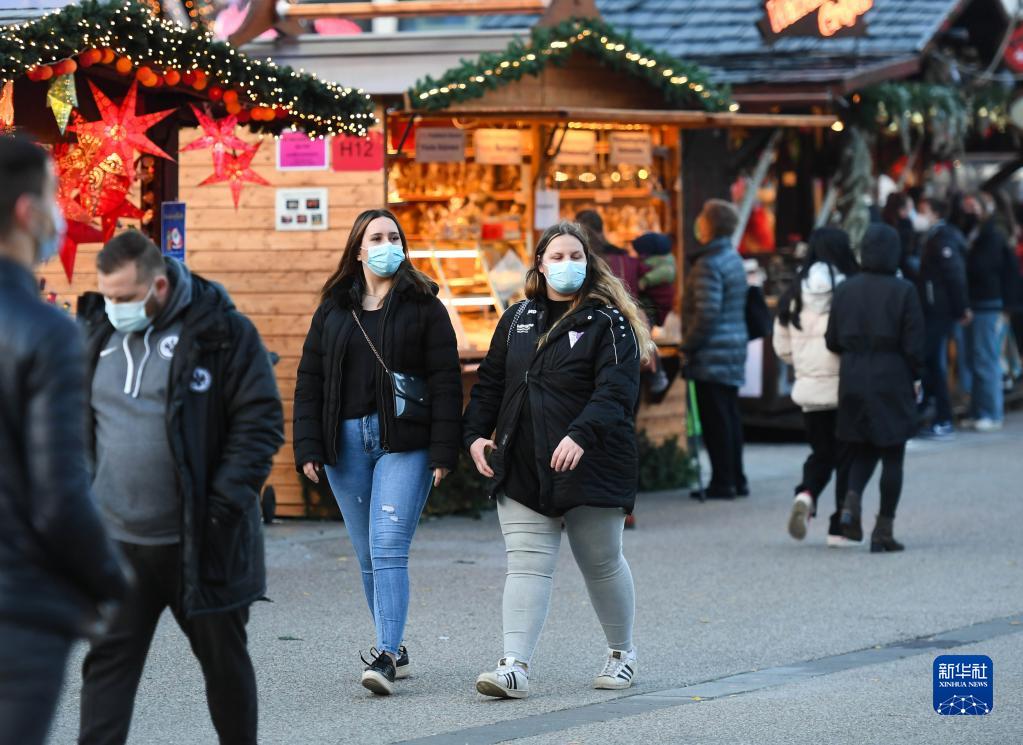 11月22日，戴口罩的市民在德国法兰克福的圣诞市场观光休闲。

　　受新冠疫情影响，德国柏林、法兰克福等地的圣诞市场有的取消，有的在较为严格的防疫措施下开放。

　　新华社记者 逯阳 摄