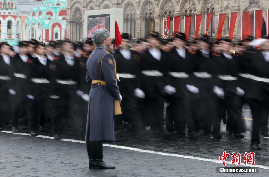 当地时间11月7日，莫斯科红场举行阅兵式，纪念1941年红场阅兵式。1941年，德军兵临莫斯科城下。为了鼓舞苏联官兵士气，苏联高层决定于当年11月7日在红场举行阅兵式。部队接受检阅完后直接开赴战场。1941年阅兵式被称为战争史上的奇迹，极大鼓舞了苏联军民抗击法西斯的士气。中新社记者 王修君 摄