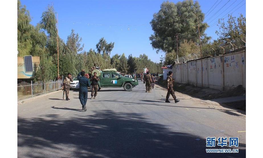 10月17日，在阿富汗拉什卡尔加，安全部队人员检查袭击现场。 阿富汗南部赫尔曼德省官员17日向媒体证实，该省境内当天发生一起爆炸袭击事件，造成一名国民议会议员候选人死亡，另有7人受伤。 新华社发（阿卜杜勒·阿齐兹摄）