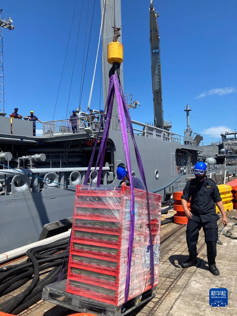 1月18日，新西兰海军惠灵顿号舰在位于奥克兰的德文波特军港装载救援物资。

　　新西兰国防部18日说，新西兰海军两艘救援舰已于当天出发前往汤加，准备向汤加提供以淡水为主的救援物资。

　　新华社发（新西兰国防部供图）