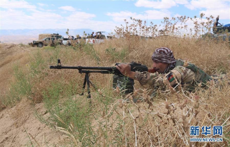 6月11日，在阿富汗北部萨尔普勒省，阿富汗安全部队士兵正在参与清剿行动。 阿富汗北部萨尔普勒省省长阿卜杜勒·卡德尔·阿什纳11日说，阿安全部队当天在该省开展针对塔利班武装分子的清剿行动，共击毙包括塔利班“红队”头目阿卜杜勒·巴希尔在内的16名武装分子。 新华社发（穆罕默德·詹·阿里亚 摄）