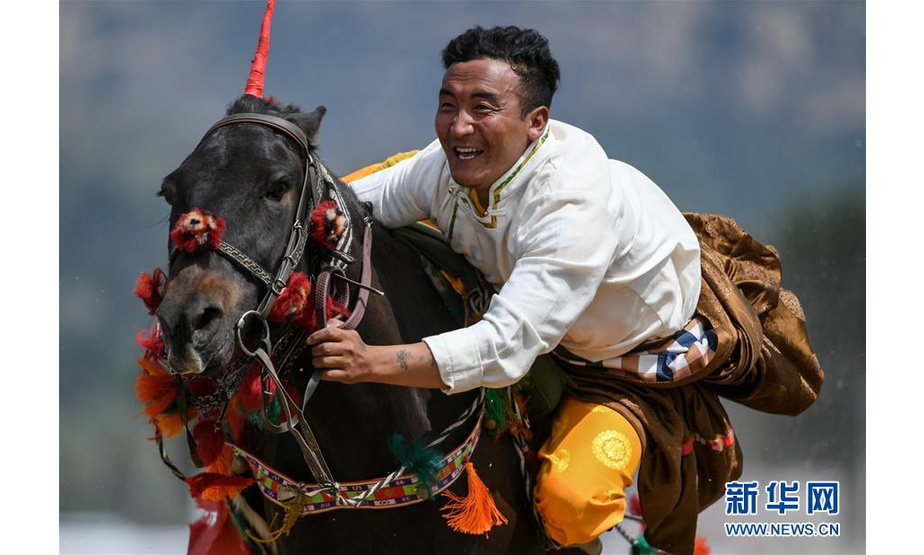 7月15日，青海队骑手表演乘马抛石头。 当日，在内蒙古呼和浩特市举办的第十一届全国少数民族传统体育运动会马上项目进入第四个比赛日。 新华社记者彭源摄