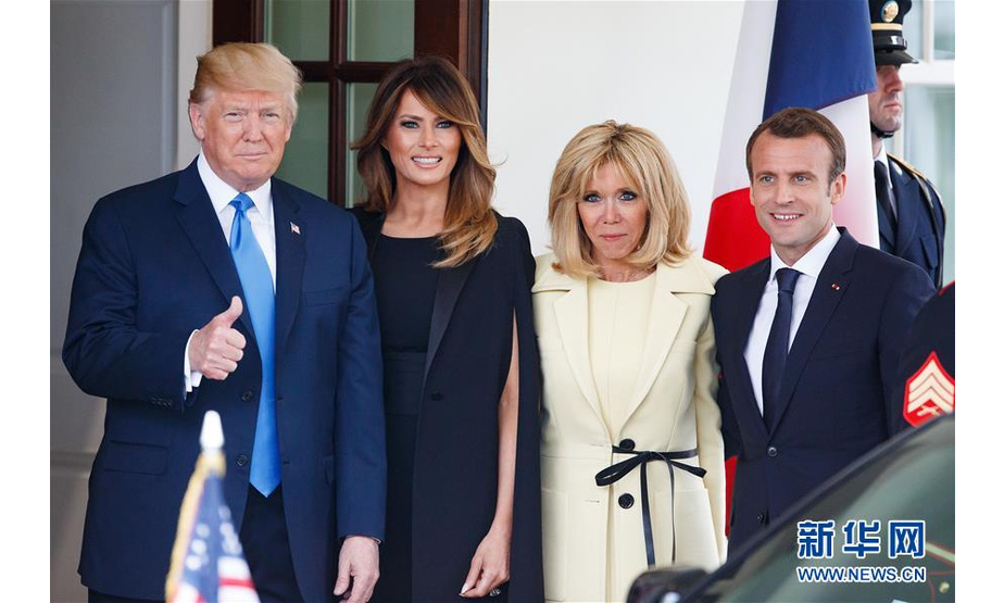 4月23日，在美国首都华盛顿，美国总统特朗普（左一）与夫人梅拉尼娅（左二）与到访的法国总统马克龙（右一）与夫人布丽吉特在白宫合影。新华社发（沈霆摄）