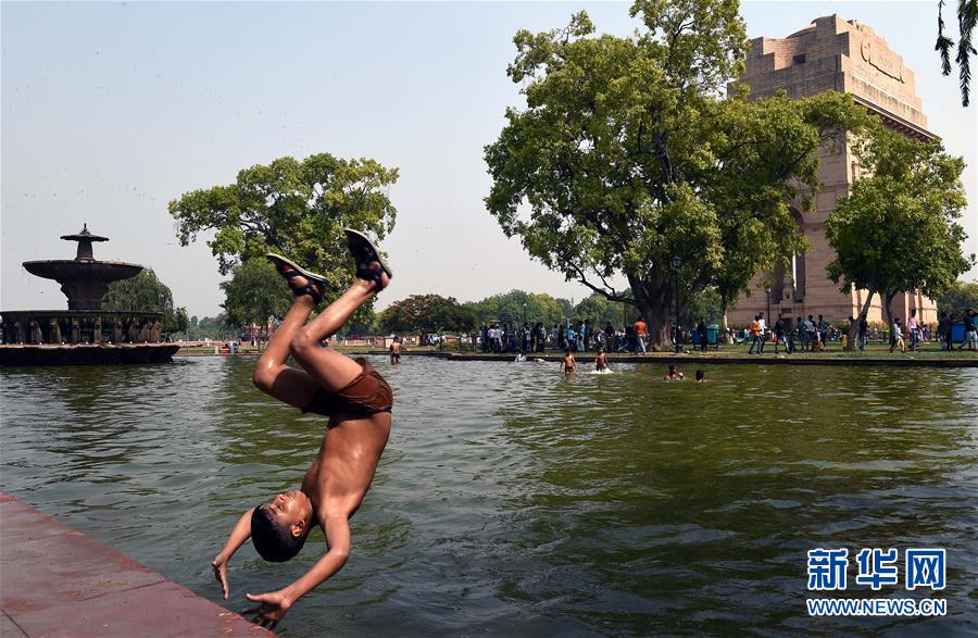 6月7日，在印度首都新德里，一名男孩跳入水池。当天新德里气温达到42摄氏度。 7月12日是今年“三伏”中“初伏”的第一天，这意味着高温高湿的“桑拿天”将逐渐成为天气“主角”，我国大部分地区开启“蒸煮模式”或“烧烤模式”。 而近日北半球多地也处在高温酷暑中。 新华社记者 张迺杰 摄