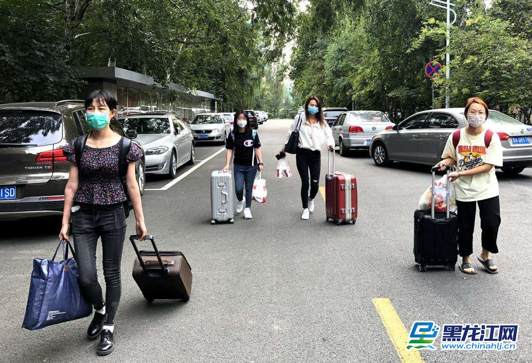 9月2日，黑龙江大学在校研究生和本科生正式返校，回到阔别已久的校园，见到许久不见的同学，学生们的脸上露出了笑容。据了解，9月2日至6日，黑龙江大学本科生和研究生按公寓楼分5个批次返校，2020级研究生新生和本科新生于9月15日至17日分3个批次入校报到，境外留学生未接到学校正式通知前，一律不返校。（记者 韩俏 摄影 赵春争）