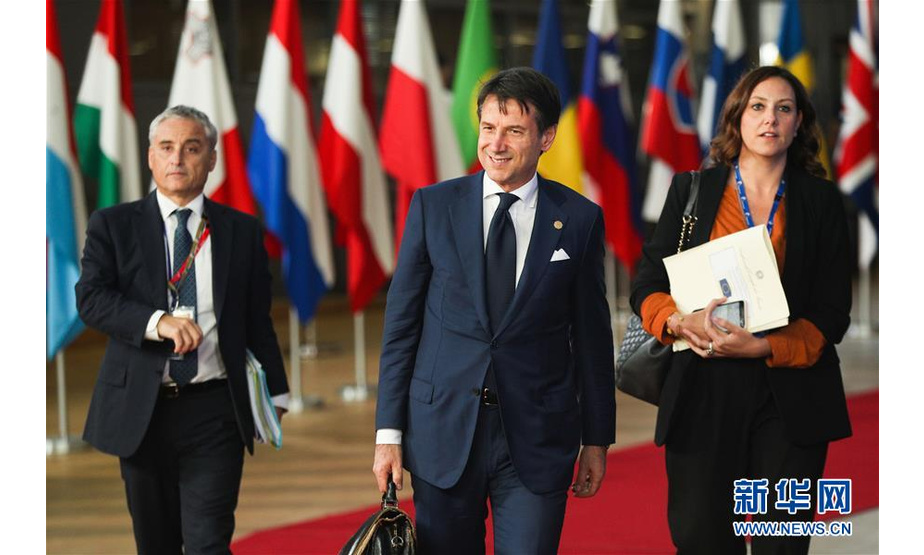 10月17日，在比利时布鲁塞尔的欧盟总部，意大利总理孔特（中）出席欧盟秋季峰会。 2018年欧盟秋季峰会于17日和18日在布鲁塞尔召开，英国脱欧、欧盟改革和移民问题将是峰会讨论重点。 新华社记者 郑焕松 摄
