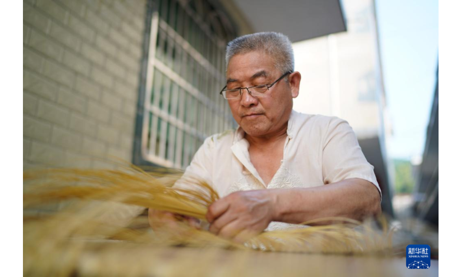 李年根在制作竹制品（9月1日摄）。