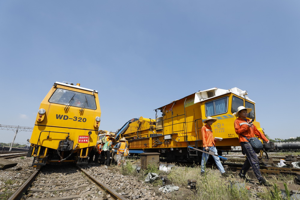 8月4日，鹰潭工务机械段的工作人员在江西鹰潭铁路枢纽编组站施工作业。