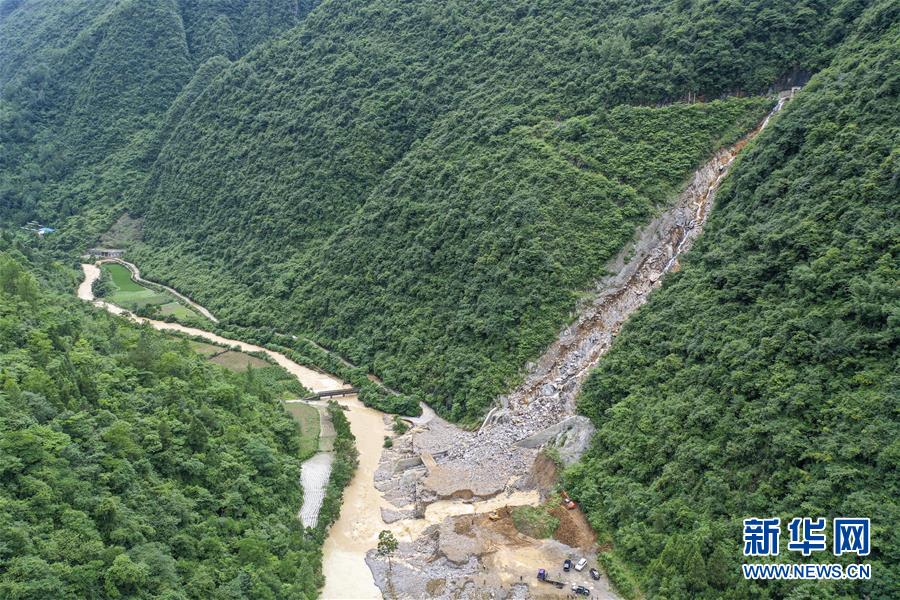 7月2日，在重庆市黔江区鹅池镇南溪村，应急救援力量在疏通被山体垮塌阻塞的行洪渠（无人机照片）。 新华社记者 黄伟 摄