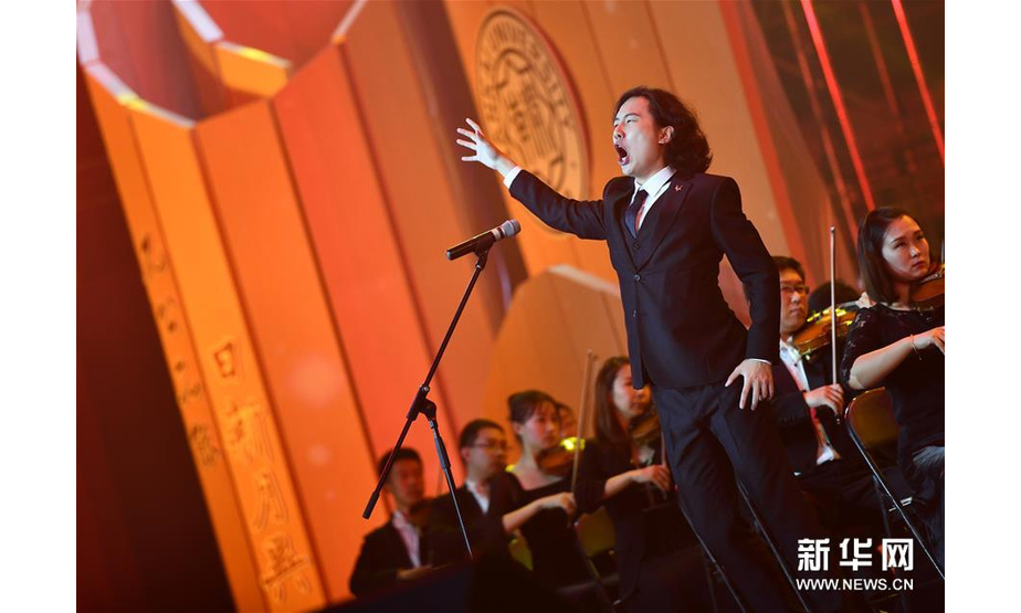 10月17日，演员表演交响合唱《大江歌罢掉头东》。新华社记者 李然 摄