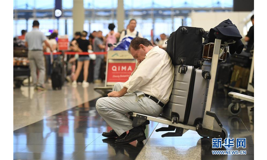 8月13日，游客在机场滯留。 新华社记者 吕小炜摄