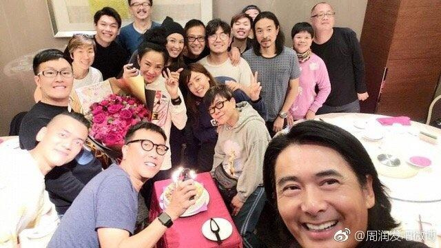 周润发为老婆庆生 两人捧花合照超幸福