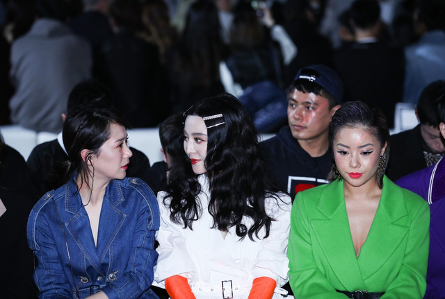 范冰冰海清看秀获众人护驾气场爆棚