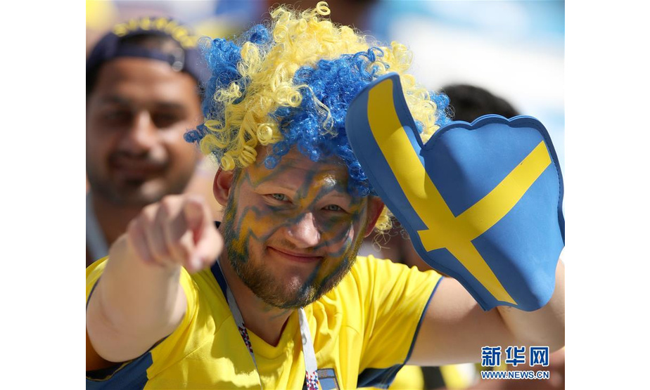 6月18日，瑞典队球迷为球队助威。当日，在下诺夫哥罗德进行的2018俄罗斯世界杯足球赛F组小组赛中，瑞典队对阵韩国队。 新华社记者吴壮摄