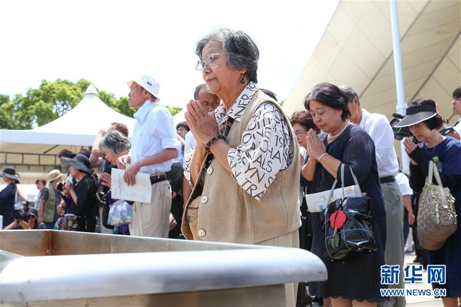 8月9日，在日本长崎市和平公园，当地民众参加原子弹爆炸73周年纪念仪式。  新华社记者 马曹冉 摄