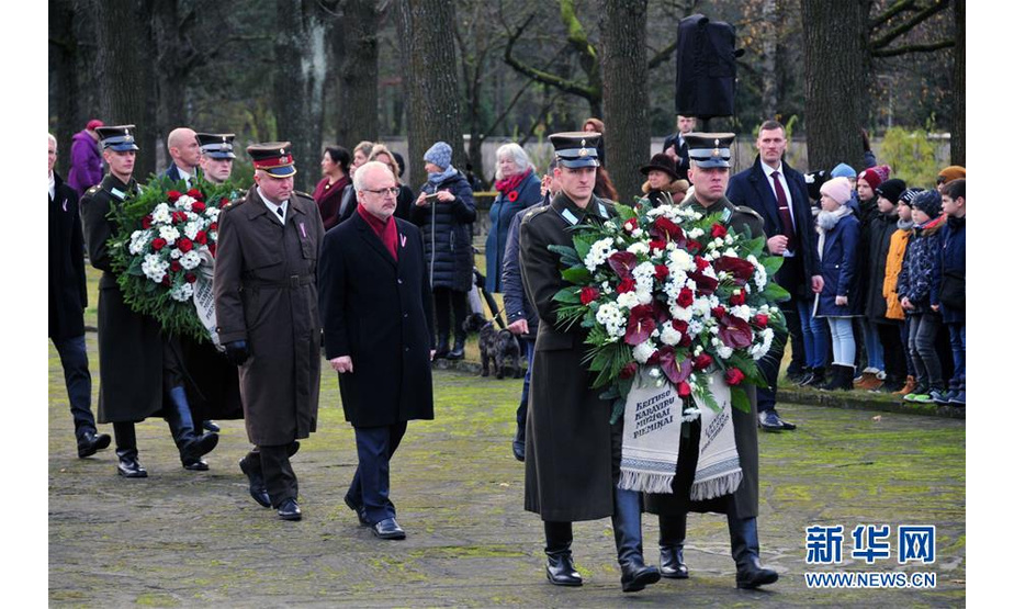 11月11日，拉脱维亚总统莱维茨（中）在首都里加向阵亡将士公墓献花。 当日，拉脱维亚首都里加举行活动庆祝祖国保卫者日。1919年11月11日，拉脱维亚军队击退了入侵里加的贝尔蒙特军队，从而捍卫了国家独立。为纪念这一战役，拉政府将11月11日定为祖国保卫者日。 新华社发（亚尼斯摄）