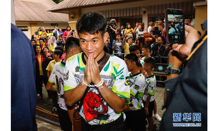 7月18日，在泰国清莱，从被困山洞中获救的少年足球队员准备参加新闻发布会。 新华社发