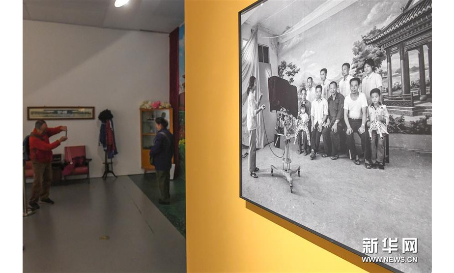 10月17日，参观者在展览的“幸福照相馆”展区参观拍照。新华社记者 陈泽国 摄
