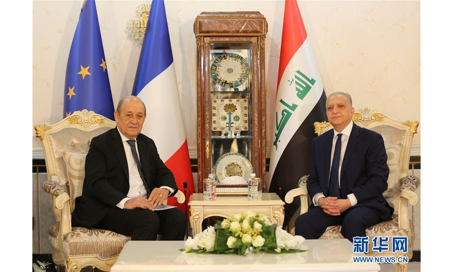 10月17日，在伊拉克首都巴格达，伊拉克外长哈基姆（右）和法国外长勒德里昂举行会晤。 伊拉克外长哈基姆和法国外长勒德里昂17日在巴格达举行会晤，讨论合作应对极端组织“伊斯兰国”武装分子威胁问题。 新华社发（哈利勒·达伍德摄）