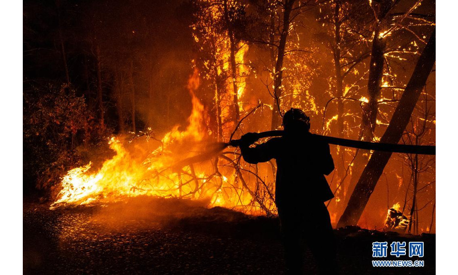 8月5日，消防员在希腊雅典北部的山火现场灭火。

　　希腊总理基里亚科斯·米佐塔基斯5日表示，在经历多日极端高温天气后，希腊正在应对多起山火，形势“极其危急”。

　　新华社发（马里奥斯·罗洛斯摄）