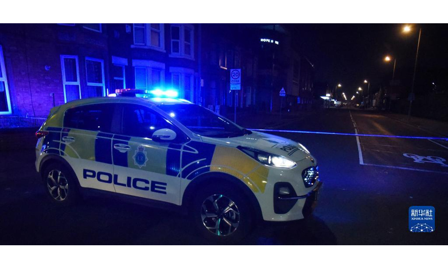 11月14日，警车在英国利物浦市发生汽车爆炸事件的医院附近警戒。

　　英国警方15日宣布，14日发生在利物浦的汽车爆炸事件为恐怖袭击。警方依据反恐法已逮捕4人。

　　当地时间14日11时左右，一辆出租车在利物浦市中心一家医院外发生爆炸，造成车内1人死亡、1人受伤。