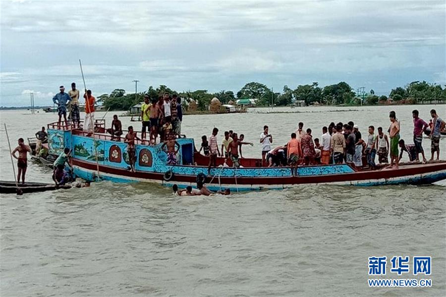 8月5日，救援人员在孟加拉国内图库那地区打捞遇难者遗体。 8月5日中午，孟加拉国首都达卡以北约158公里的内图库那地区发生一起客船沉没事故，导致17人死亡。 新华社发