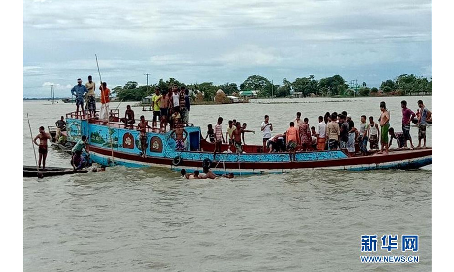 8月5日，救援人员在孟加拉国内图库那地区打捞遇难者遗体。 8月5日中午，孟加拉国首都达卡以北约158公里的内图库那地区发生一起客船沉没事故，导致17人死亡。 新华社发