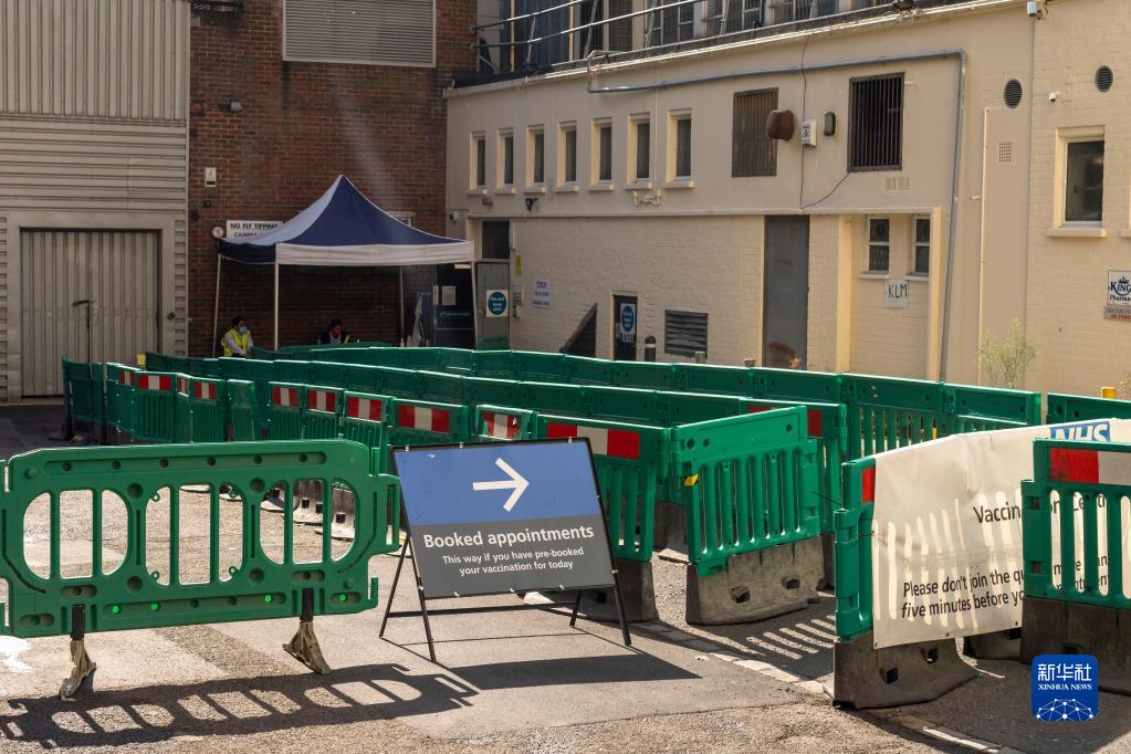 这是9月7日在英国伦敦拍摄的一家新冠疫苗接种中心指示牌。

　　英国政府9月6日发布的数据显示，该国累计新冠确诊病例超700万例，达7018921例。

　　新华社发（雷伊·唐摄）